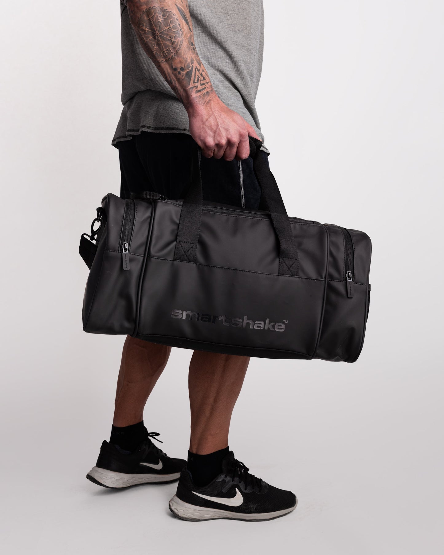 gym-bag-black-o8 Smartshake_GymBag_Black_lifestyle.jpg