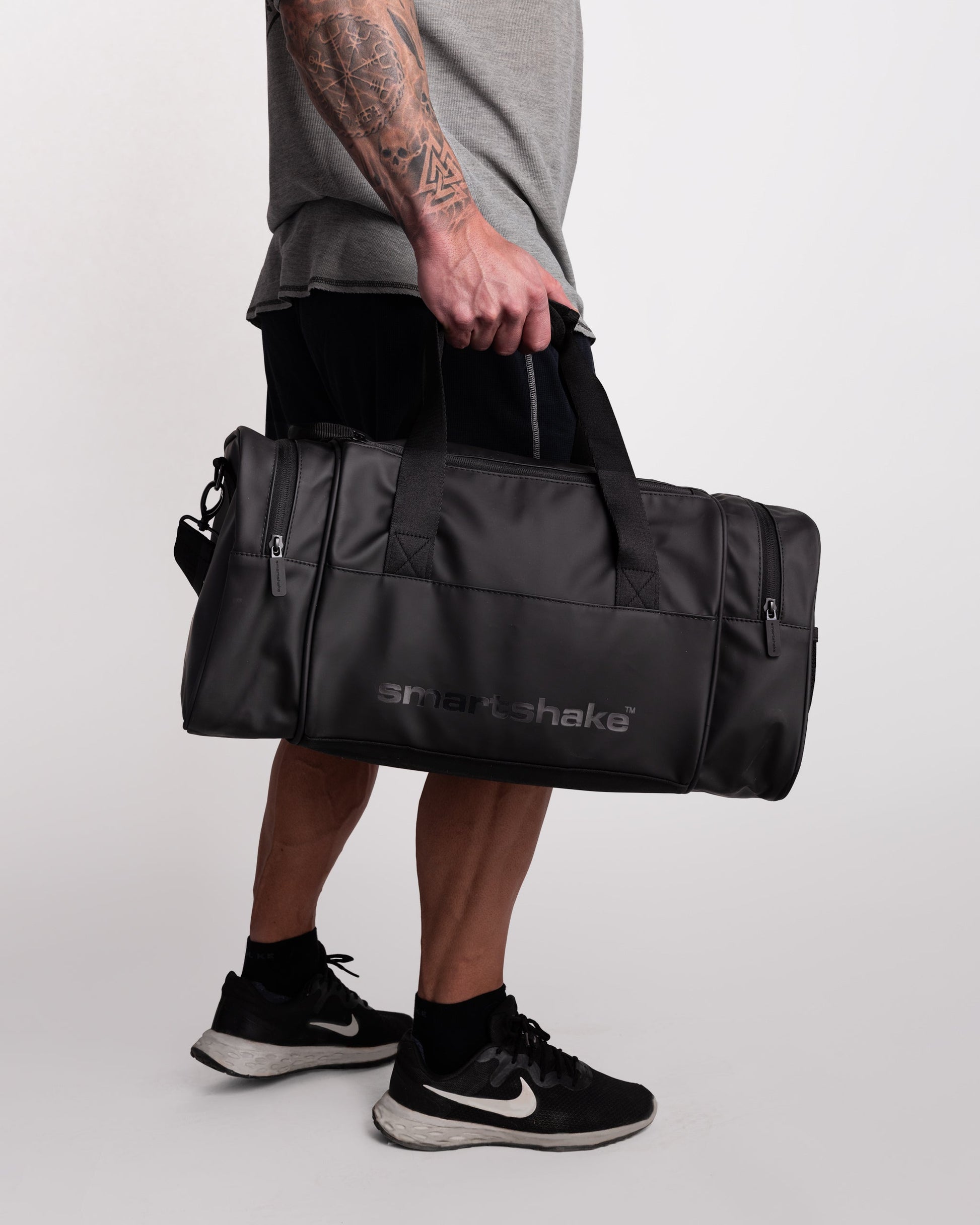 gym-bag-black-o8 Smartshake_GymBag_Black_lifestyle.jpg