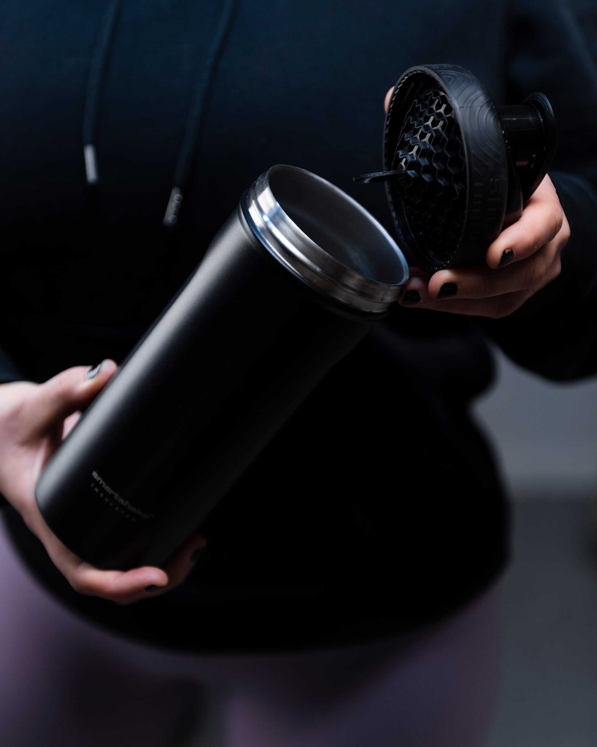 insulated-steel-shaker-black-s4 Smartshake_Insulated_Steel_lifestyle.jpg