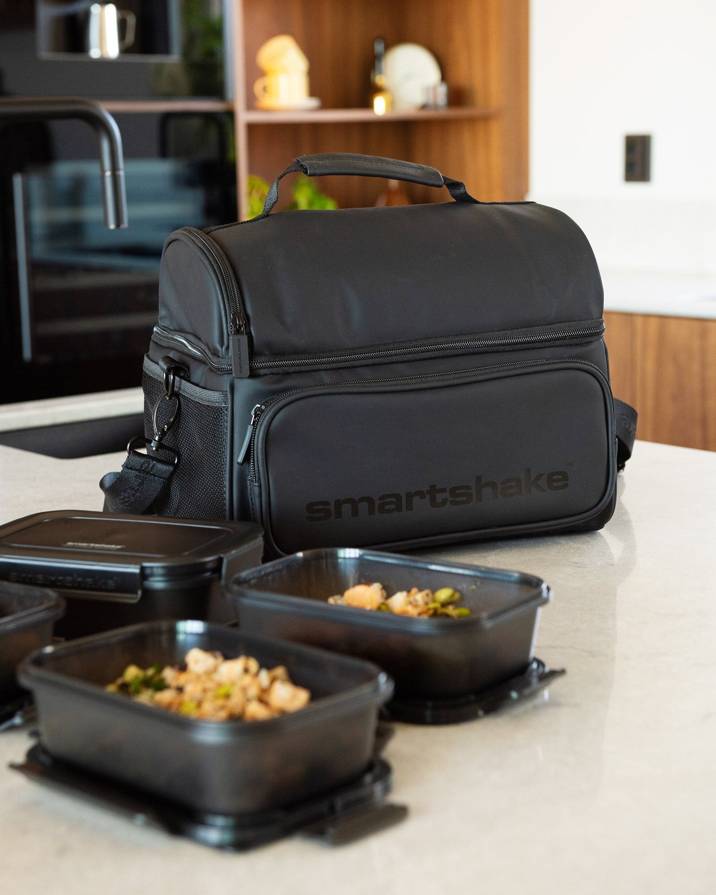 meal-prep-bag-black-with-4-food-containers-and-2-ice-packs-r5 Smartshake_Meal_Prep_Bag_Black_liefstyle.jpg