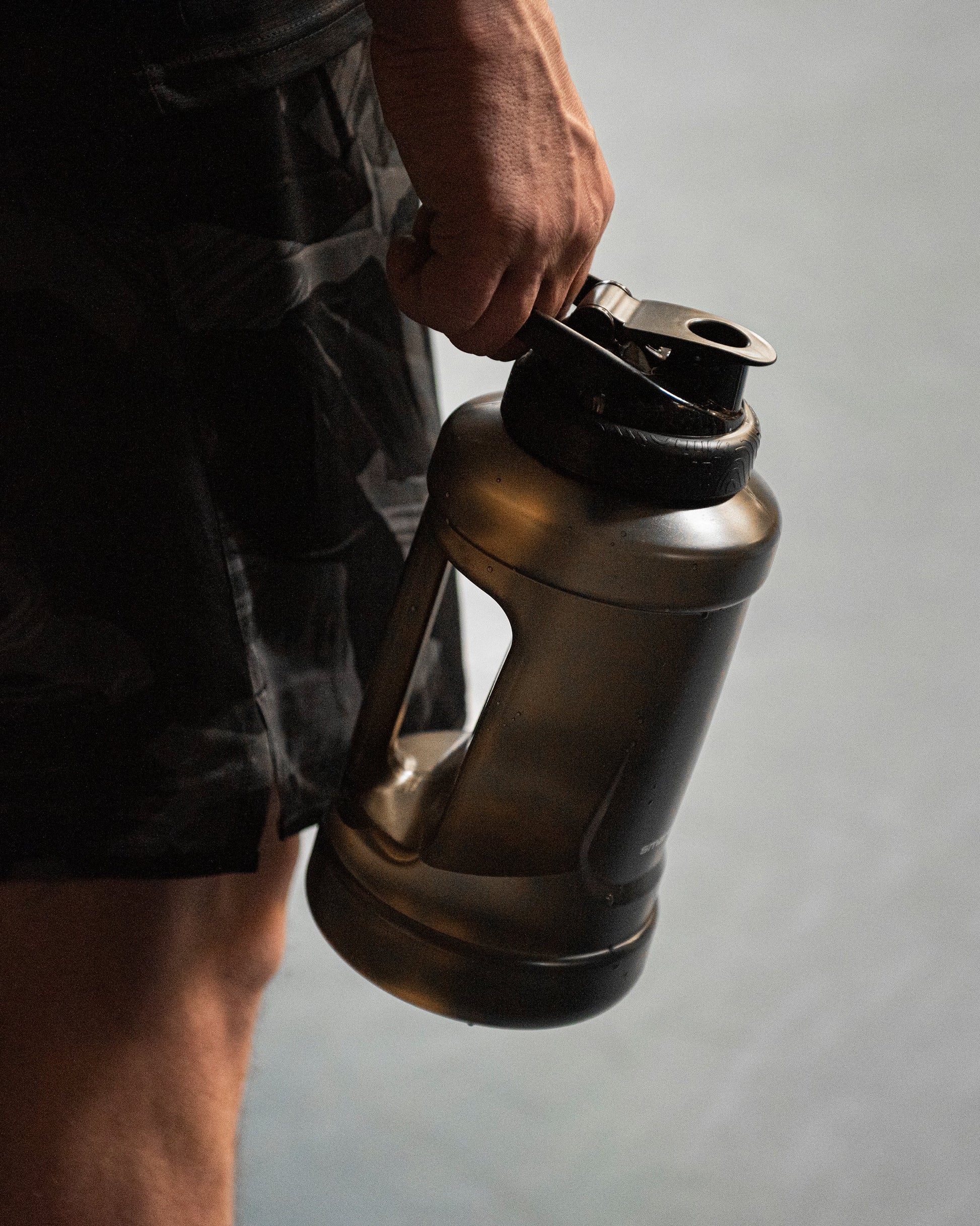 ultimate-jug-black-r9 Smartshake_Ultimate_Jug_black_lifestyle.jpg