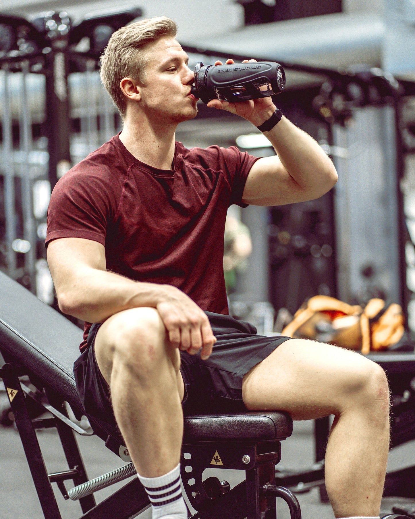 reforce-glass-black-i6 samrtshake_reforce_glass_lifestyle.jpg